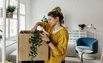 på flyttefot til ny bolig hun har tatt opp boliglån for.