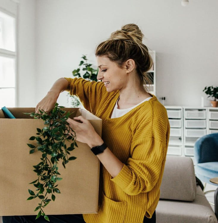 på flyttefot til ny bolig hun har tatt opp boliglån for.