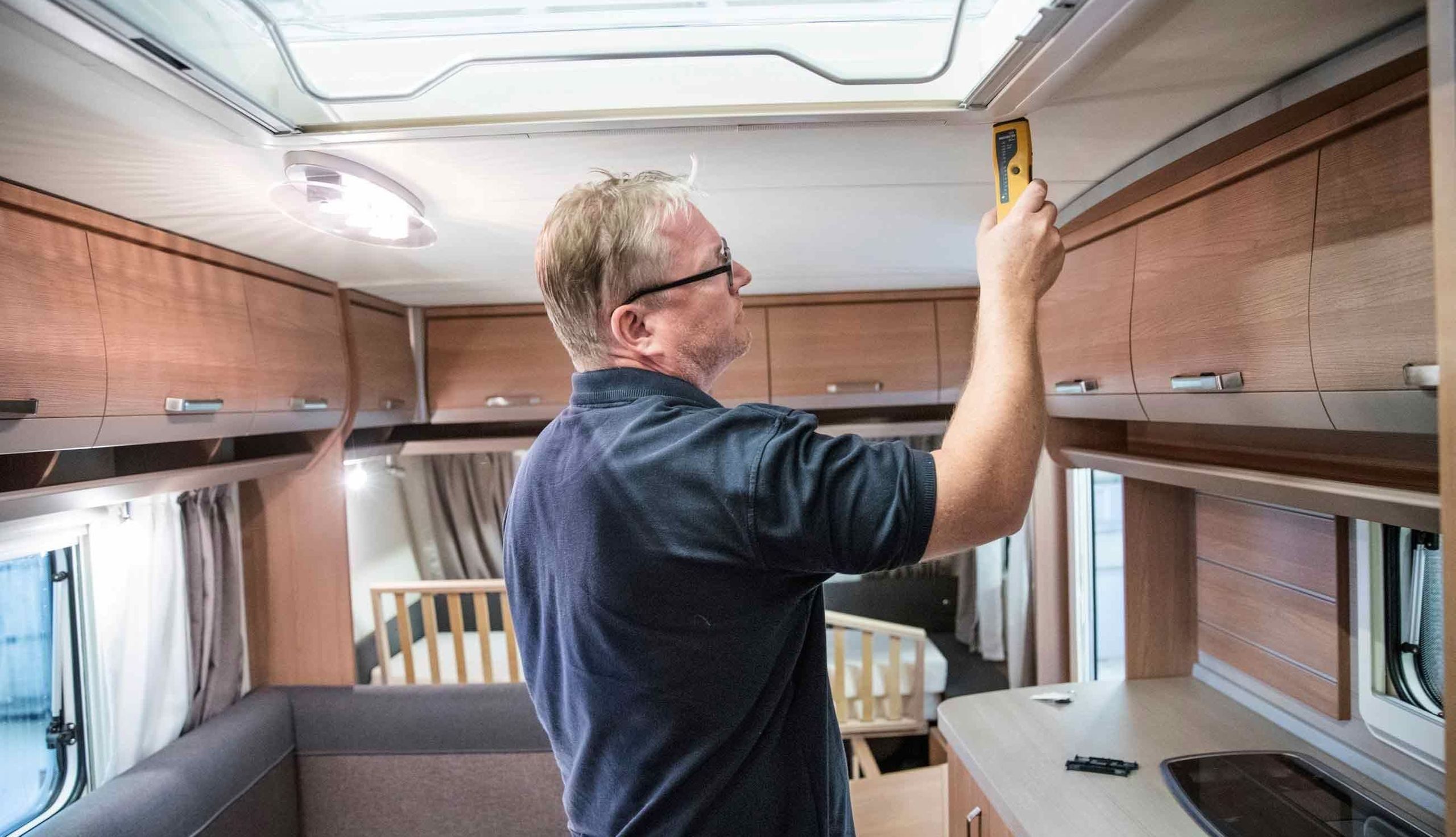 Rune Lysaker understreker viktigheten av å få tatt en sjekk av objektet før salg. Her utfører han en tetthetskontroll.