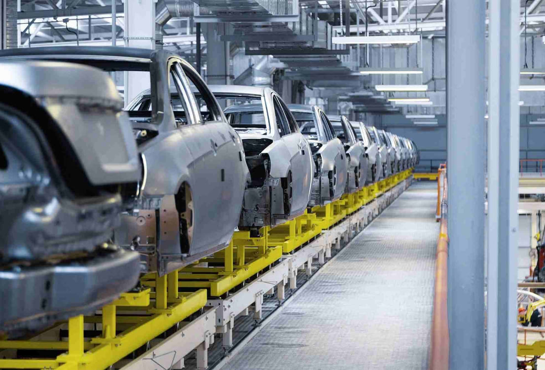 bra biler på samlebånd på en bilfabrikk