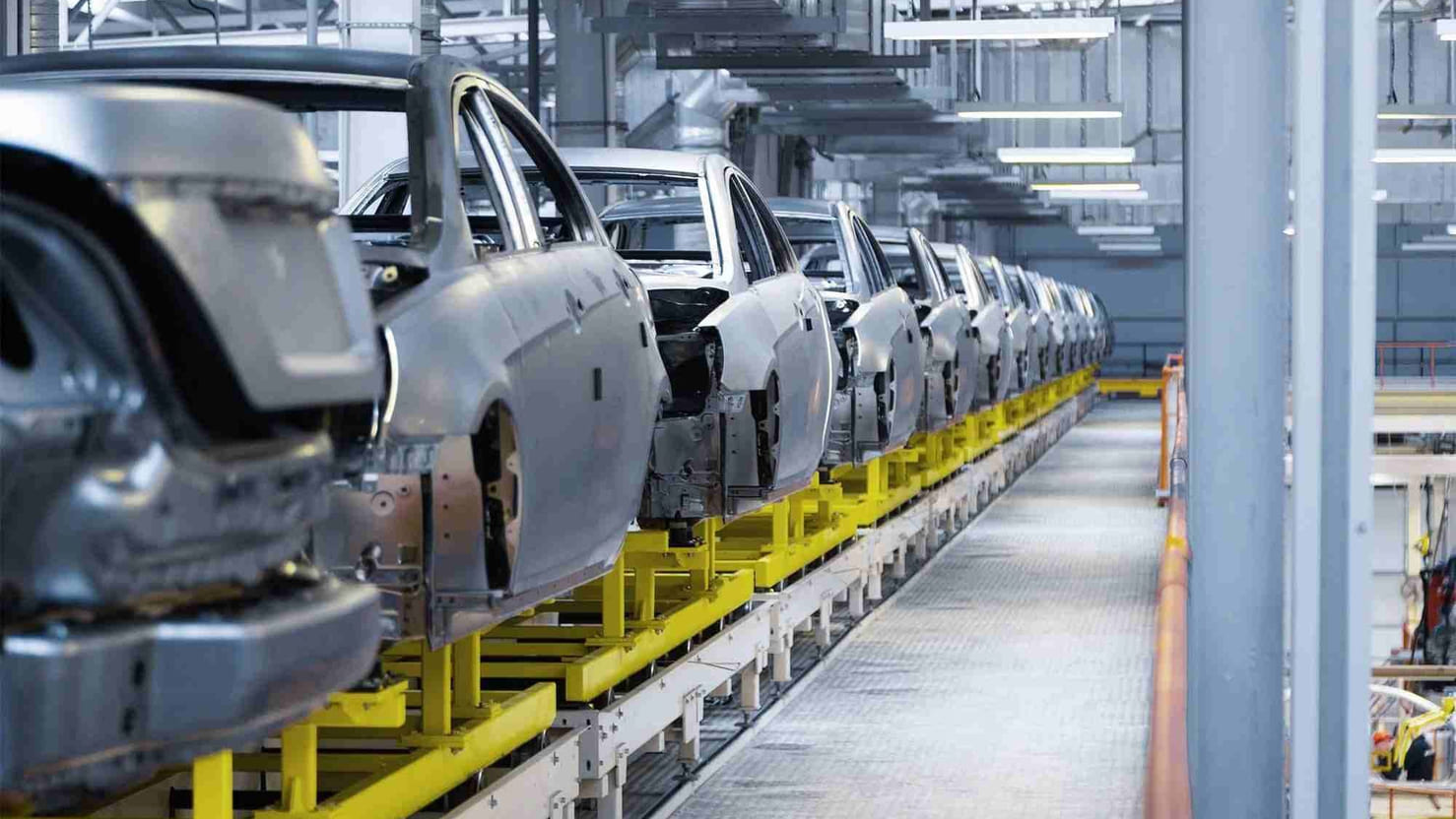 bra biler på samlebånd på en bilfabrikk