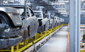bra biler på samlebånd på en bilfabrikk