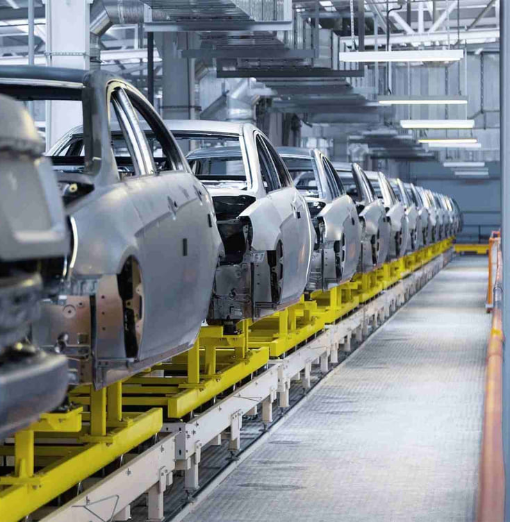 bra biler på samlebånd på en bilfabrikk