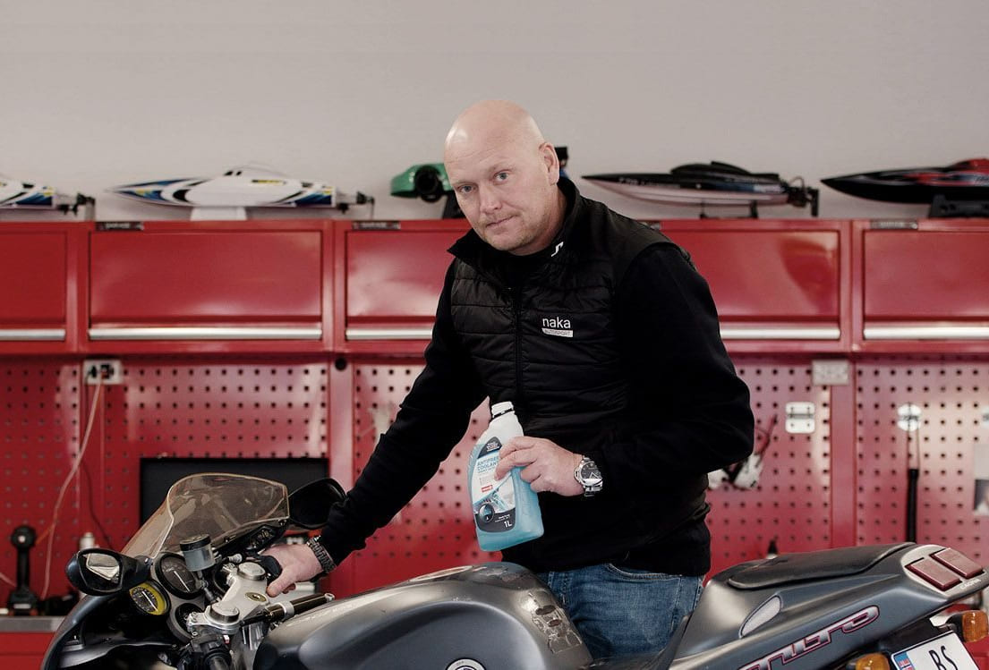 Fylle kjølevæske på motorsykkel