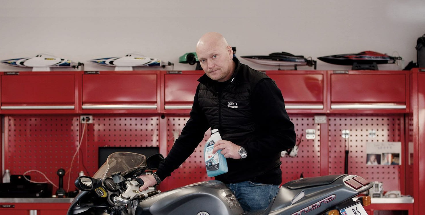 Fylle kjølevæske på motorsykkel