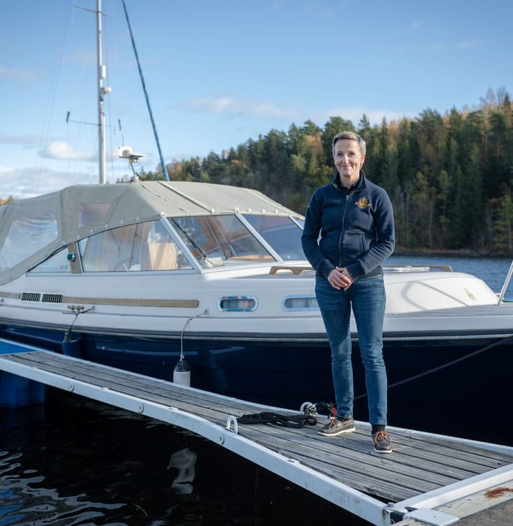 Cecilie Klem foran en båt på vannet