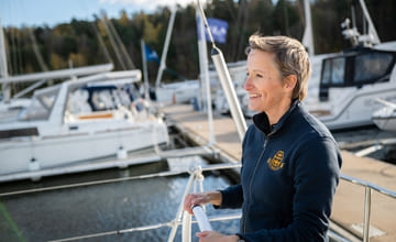 Cecilie Klem i seilbåt