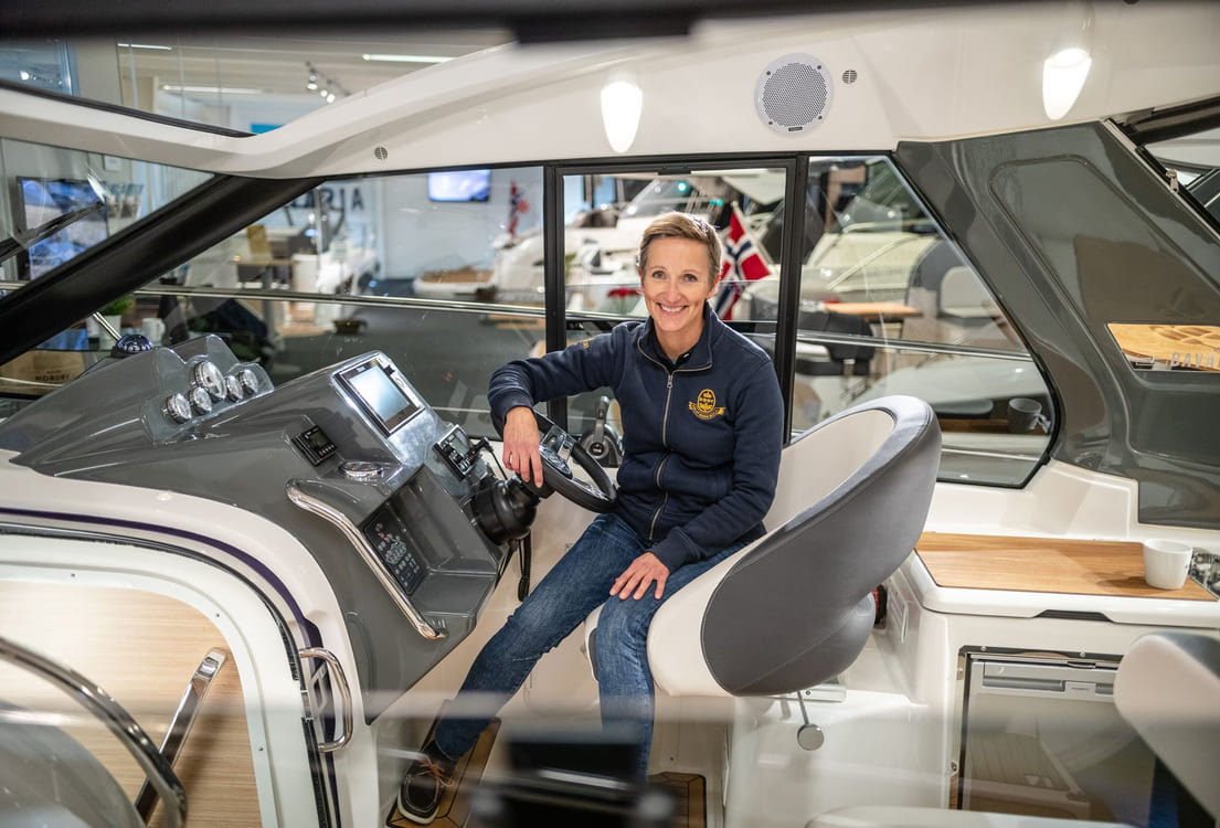 Cecilie Klem i en båt hos forhandler