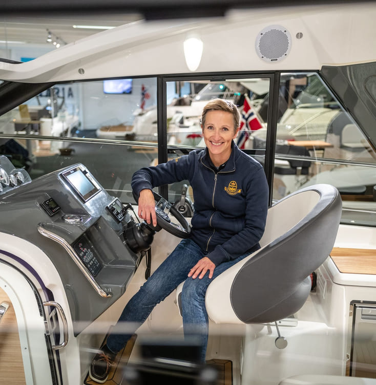 Cecilie Klem i en båt hos forhandler