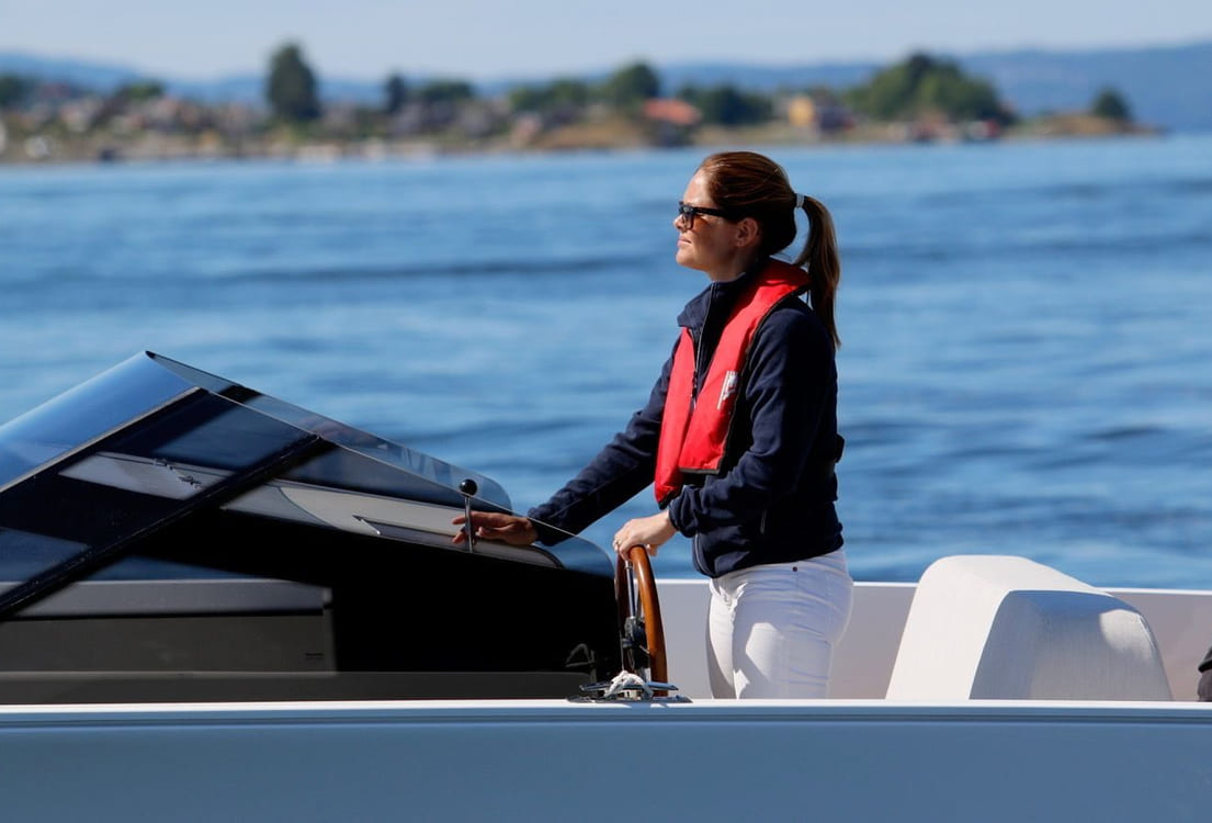 Oda Heitmann, Daglig leder i Heitmann Marin, kjører ebåt
