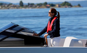 Oda Heitmann, Daglig leder i Heitmann Marin, kjører ebåt