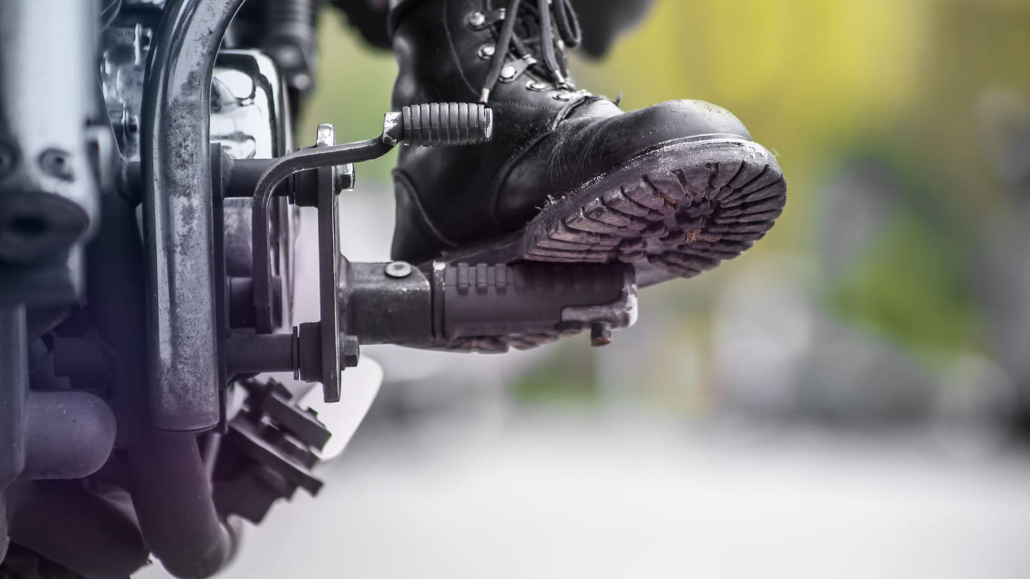 Fot på girvelger på motorsykkel