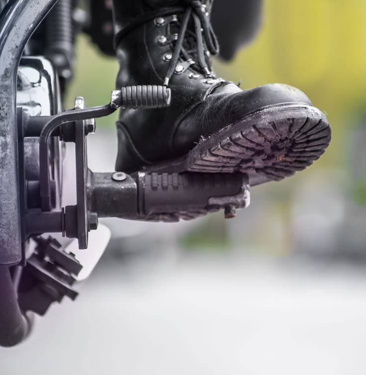 Fot på girvelger på motorsykkel
