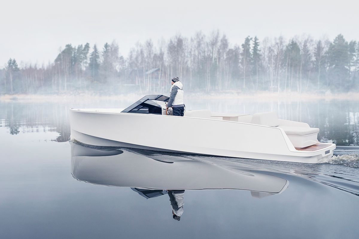 elbåt på sjøen i tåke