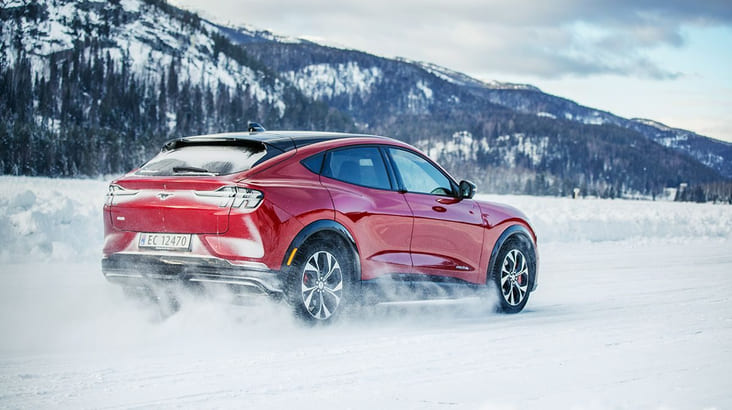 Elektronisk stabilitetskontroll er et avansert system som hele tiden måler bilens bevegelser. Test av elektronisk stabilitetskontroll på is.