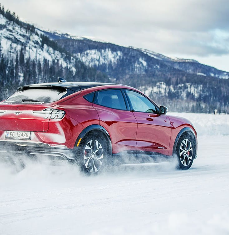 Elektronisk stabilitetskontroll er et avansert system som hele tiden måler bilens bevegelser. Test av elektronisk stabilitetskontroll på is.