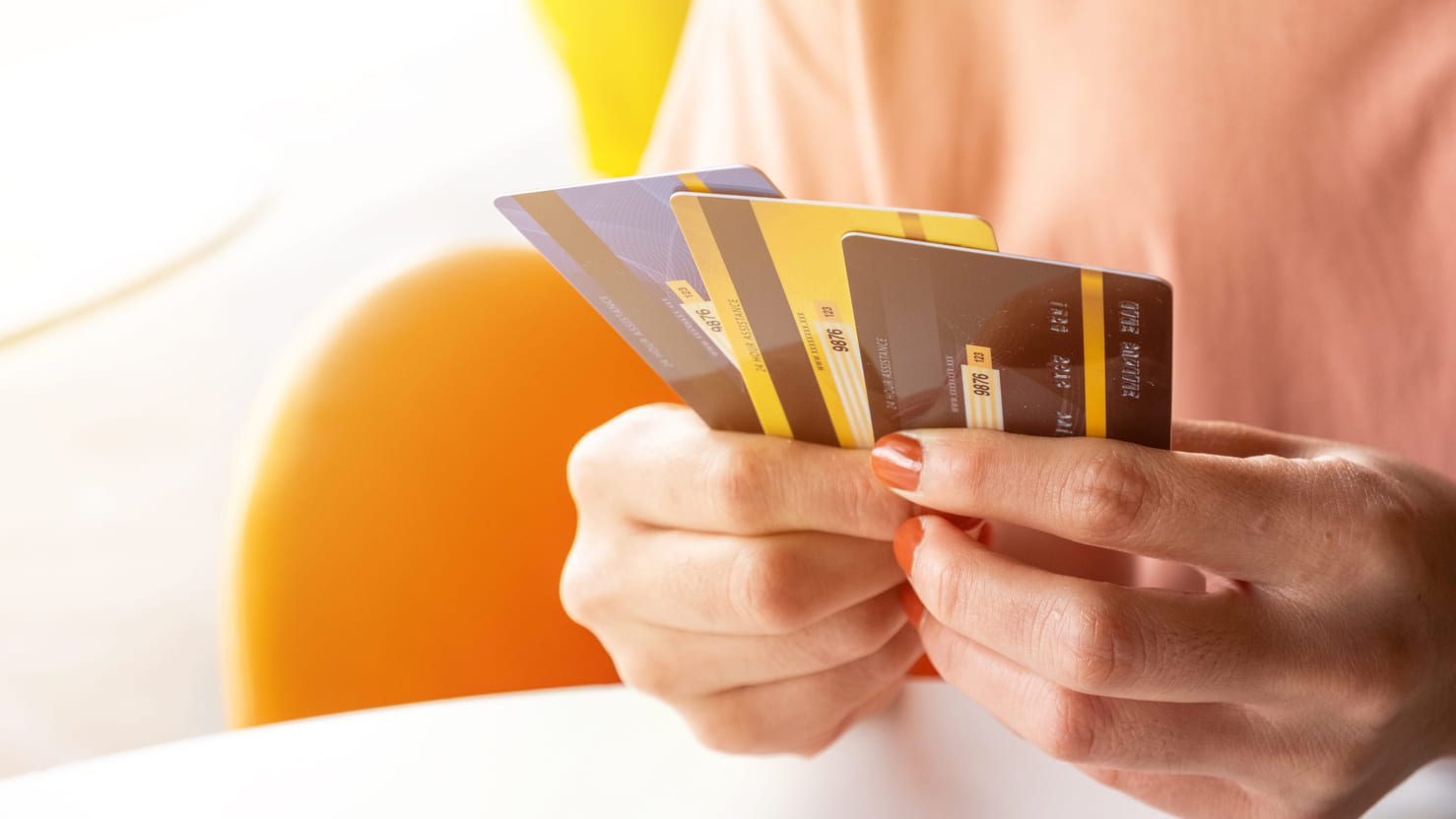 Om du sliter med å betale ned kredittkortgjeld, kan det lønne seg å refinansiere. Dette bør du tenke på.