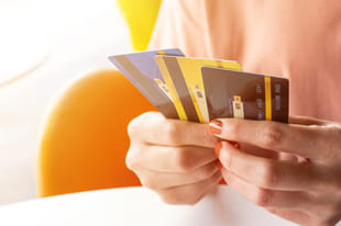 Om du sliter med å betale ned kredittkortgjeld, kan det lønne seg å refinansiere. Dette bør du tenke på.