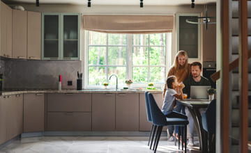 familie på kjøkkenet