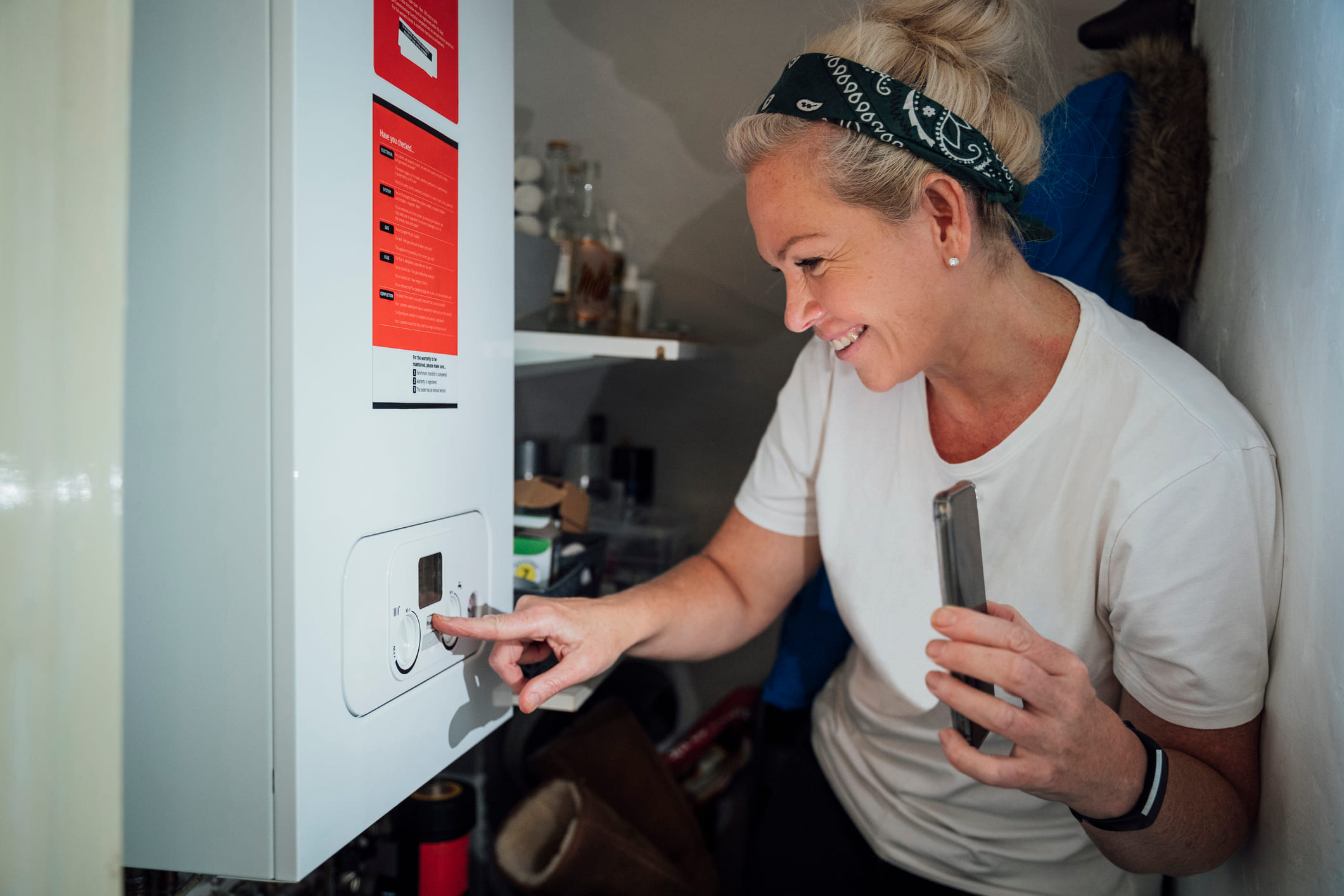 Kvinne som trykker på et sikringsskap