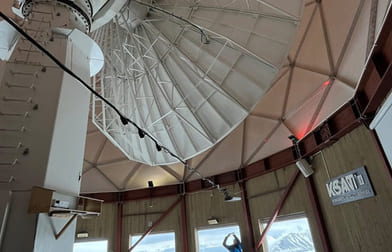 Foto av antenne inne i beskyttelseskule på K-sat satellittstasjon på Svalbard