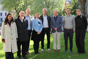 Foto av ekspertgruppen for datasenter-prosjektet ute på Bankplassen i Oslo