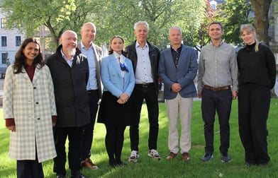 Foto av ekspertgruppen for datasenter-prosjektet ute på Bankplassen i Oslo