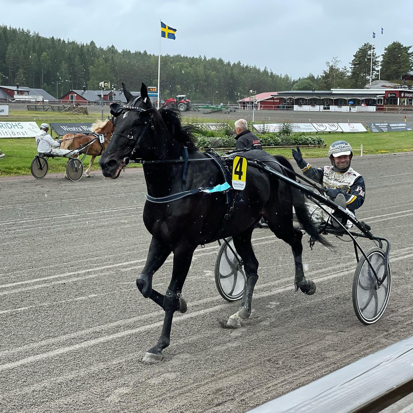Paw Mahony med hat trick med norske hester flott comeback i ny regi